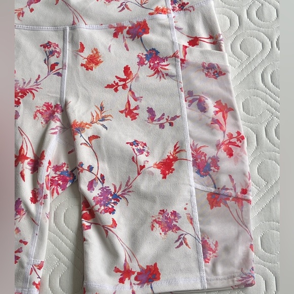 floral Fabletics powerhold bike shorts with mesh pockets - Picture 2 of 4